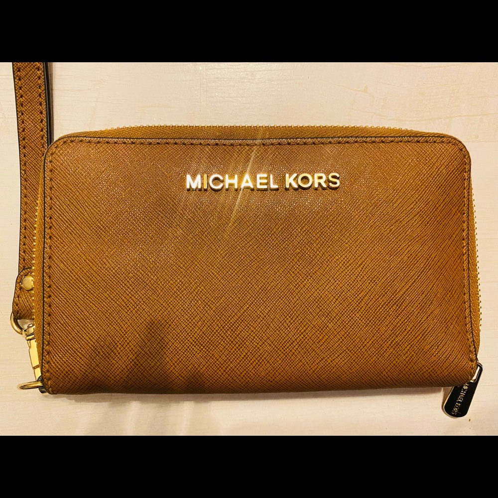 Lightly used MK wallet, in good condition